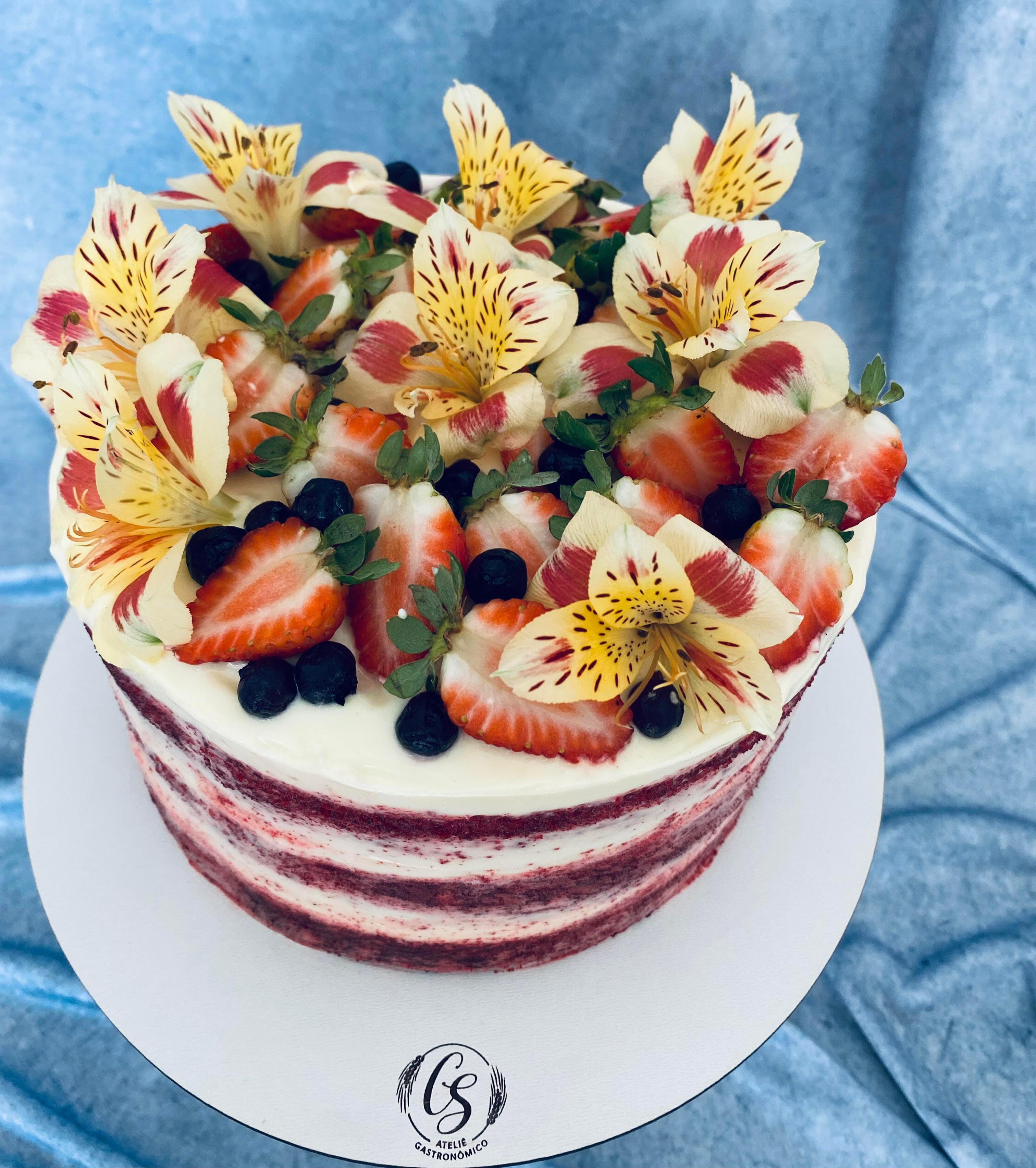 bolo-red-velvet-com-morango-e-flores